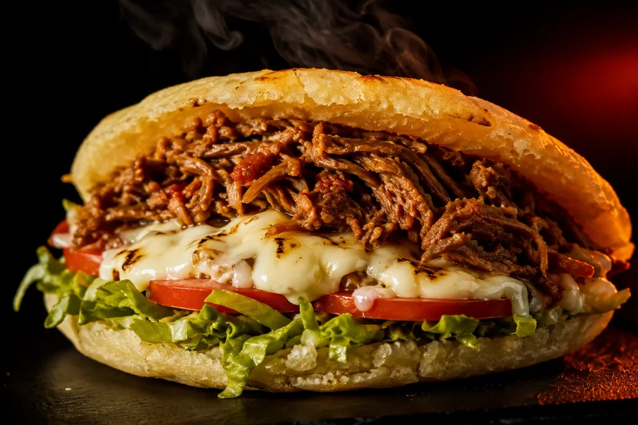 Arepa rellena de carne mechada