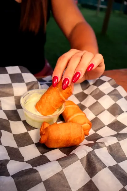 Tequeño recién frito con salsa