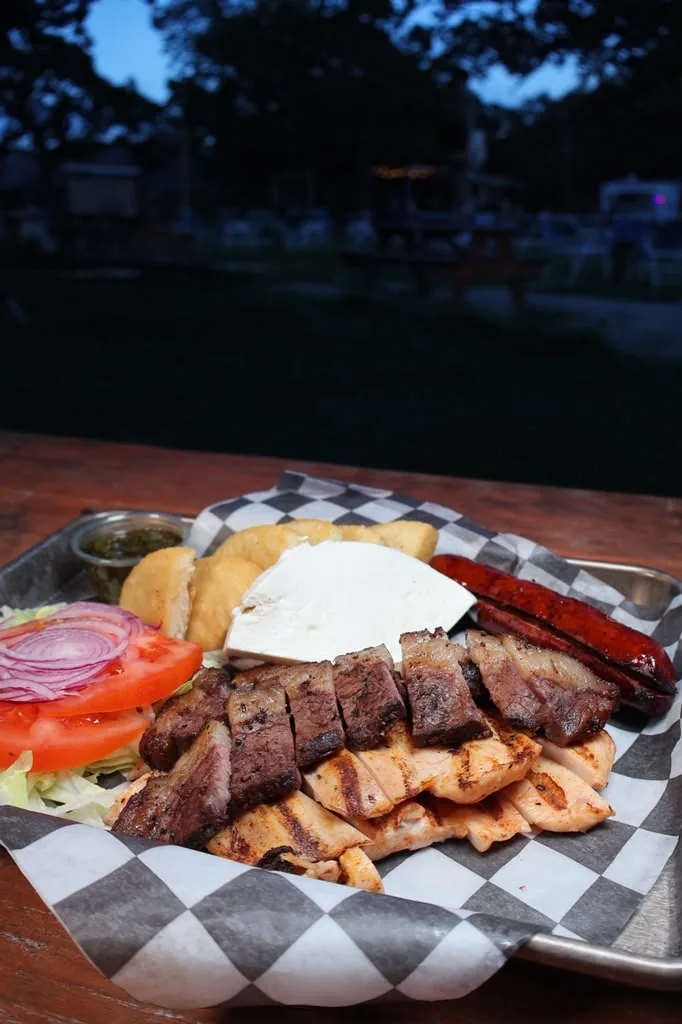 Plato de parrilla servido en bandeja