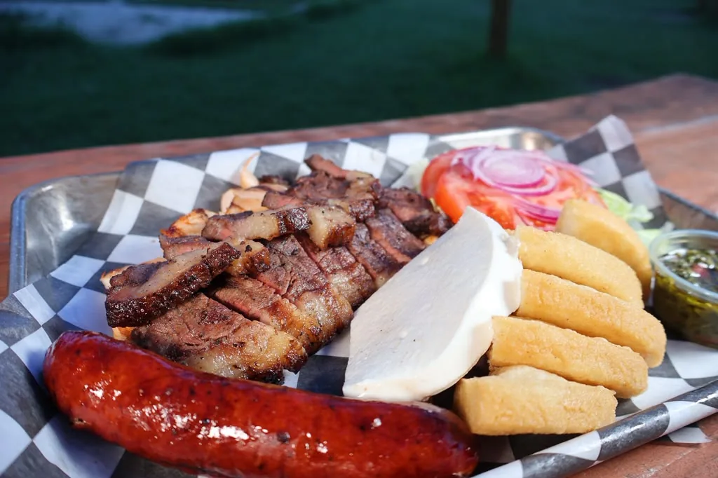 Parrilla completa: carne, chorizo, tequeños, queso y ensalada