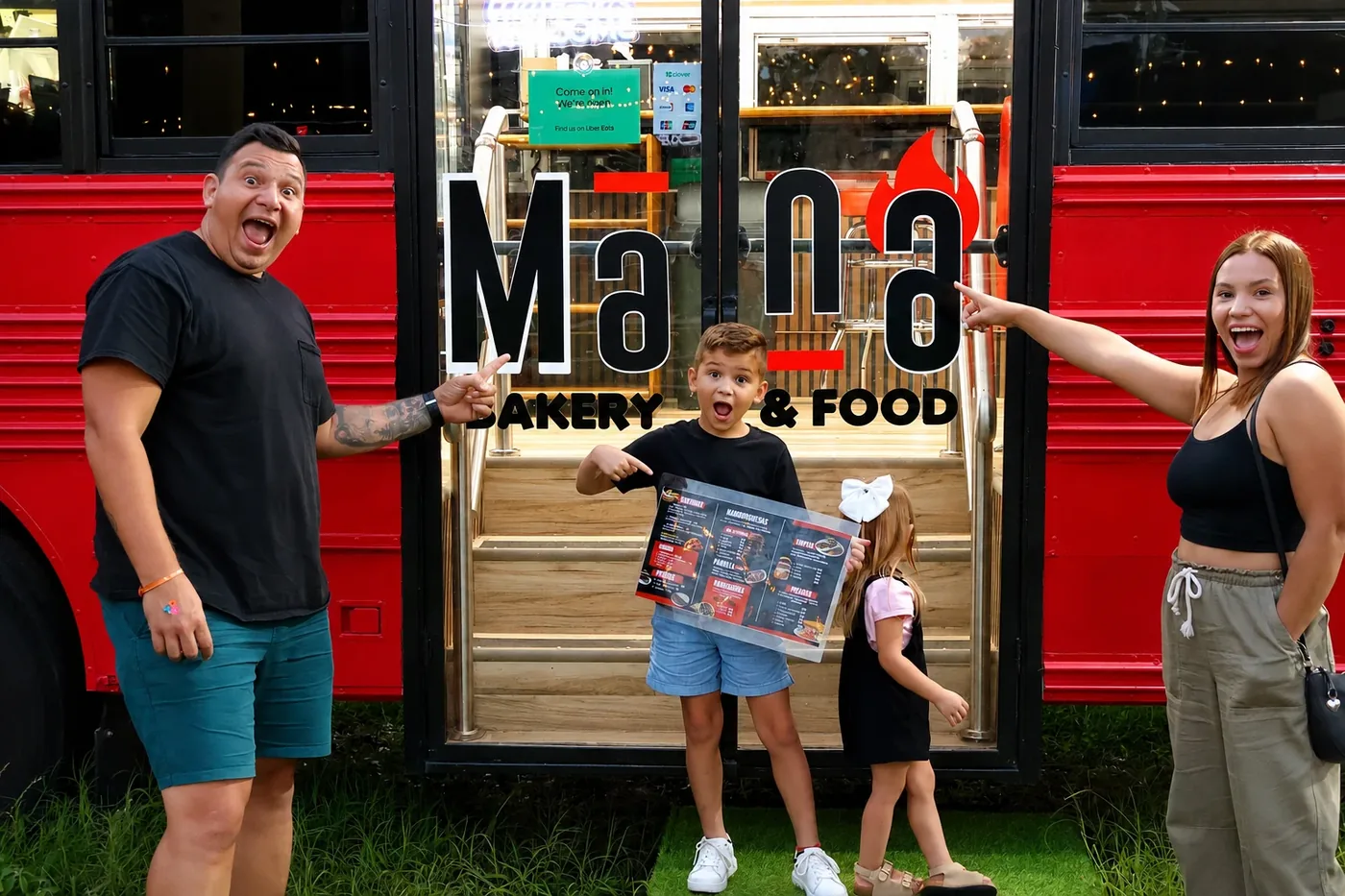 El food truck rojo de Māna Bakery & Food en Aubrey, Texas